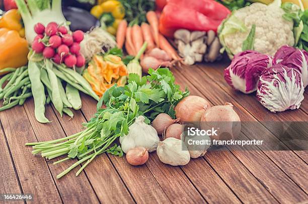 Mix Di Verdure Fresche Di Cibo Al Mercato - Fotografie stock e altre immagini di Barbabietola - Barbabietola, Generi alimentari, Mazzo