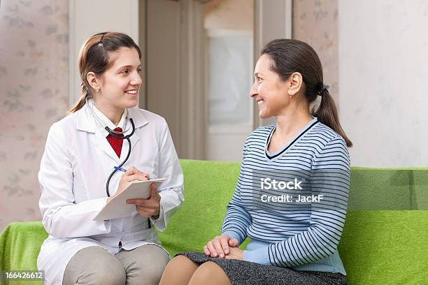 Arzt Spricht Mit Ältere Patienten Stockfoto und mehr Bilder von Arbeiten - Arbeiten, Arzt, Berufliche Beschäftigung