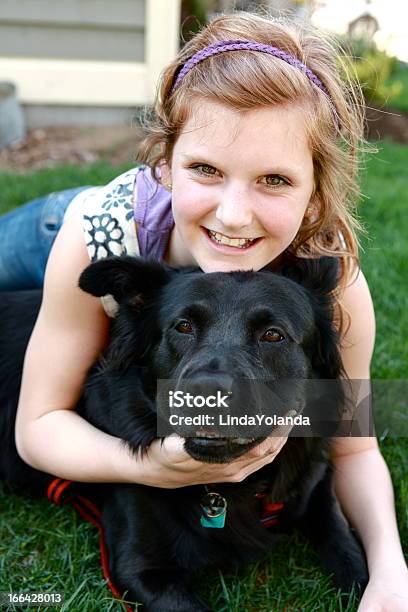 Счастливая Девочка И Собака — стоковые фотографии и другие картинки 14-15 лет - 14-15 лет, Близость, Вертикальный
