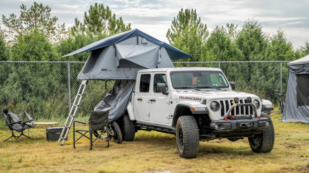 ジープラングラー、ルビコンモデル、オープンルーフテント、オーバーランディング、キャンプのコンセプト。 - editorial sports utility vehicle car jeep ストックフォトと画像