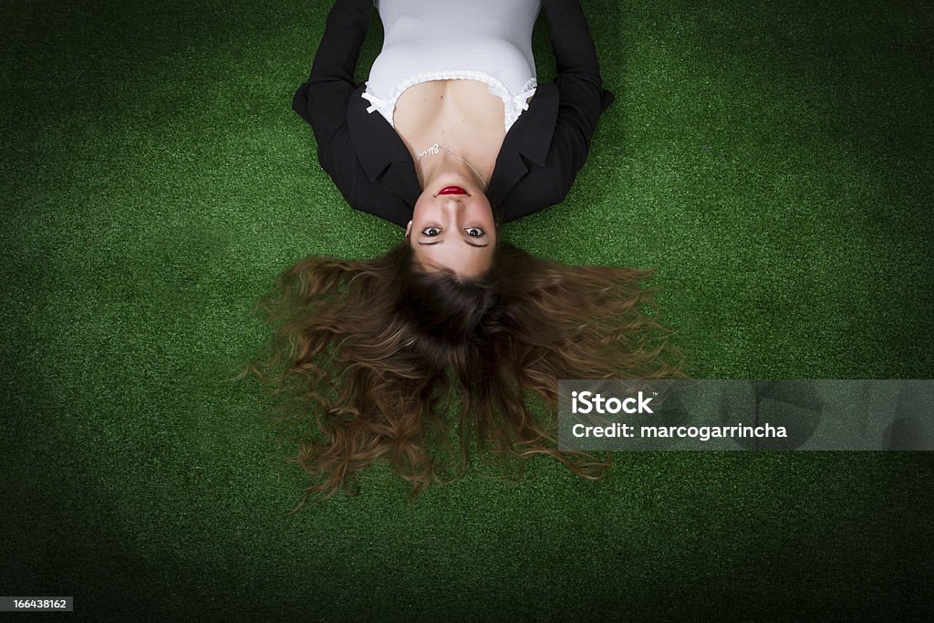 Kobieta wygląda w niebo leżeć na pole - Zbiór zdjęć royalty-free (Odnawiać)