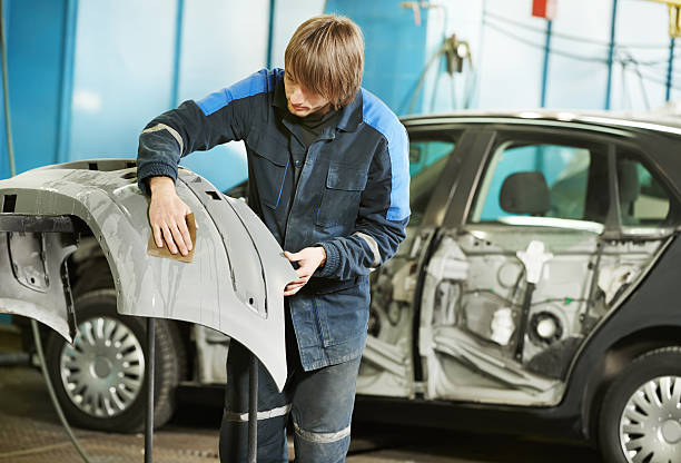 levigatura paraurti di plastica auto riparatore - telaio particolare di veicolo foto e immagini stock