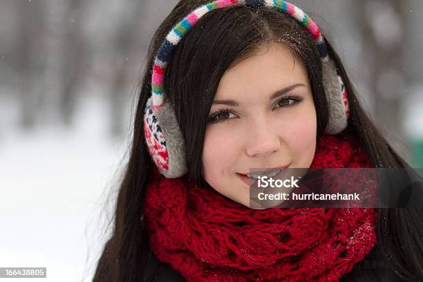 Mädchen Trägt Ohrstöpsel Im Freien Im Winter Stockfoto und mehr Bilder von 18-19 Jahre - 18-19 Jahre, Attraktive Frau, Braunes Haar