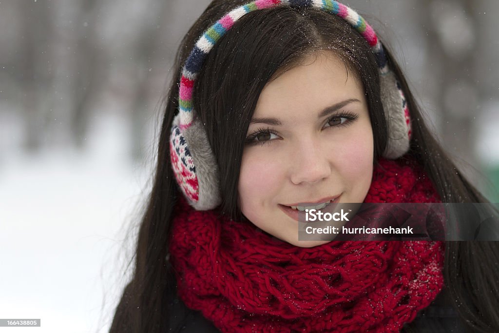 Girl usar tapones para oídos al aire libre en invierno - Foto de stock de 18-19 años libre de derechos