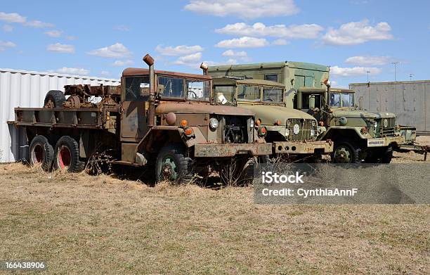 Три Старые Army Парковать Автомобили В Траве Поля — стоковые фотографии и другие картинки Армия - Армия, Военный наземный транспорт, Выветрившийся