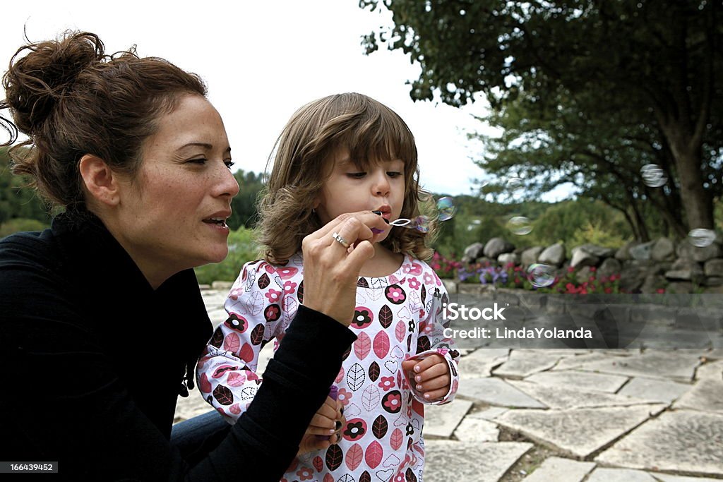 Mãe e filho em um jardim bolhas a soprarweather - Royalty-free 2-3 Anos Foto de stock