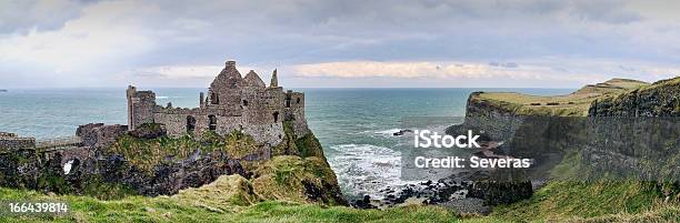 Photo libre de droit de Ruines Du Château De Dunluce banque d'images et plus d'images libres de droit de Château de Dunluce - Château de Dunluce, Ciel, Culture irlandaise