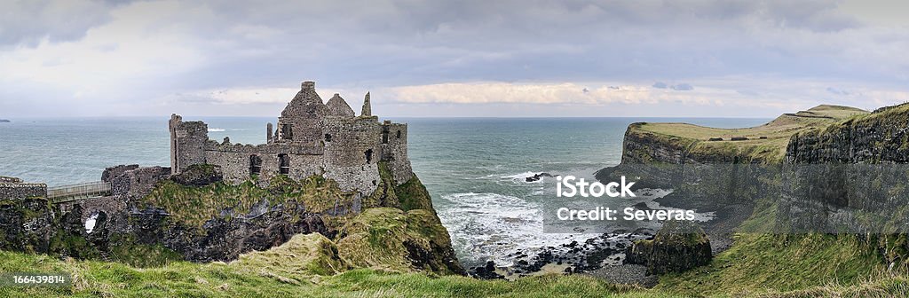 Dunluce Castle ruins - Zbiór zdjęć royalty-free (Zamek Dunluce)