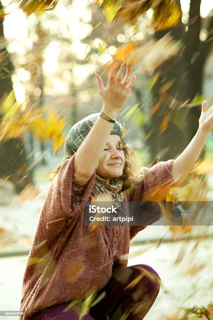 Otoño de viento - Foto de stock de 20 a 29 años libre de derechos