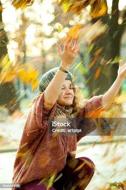 Otoño De Viento Foto de stock y más banco de imágenes de 20 a 29 años - 20 a 29 años, Actividad, Adolescencia