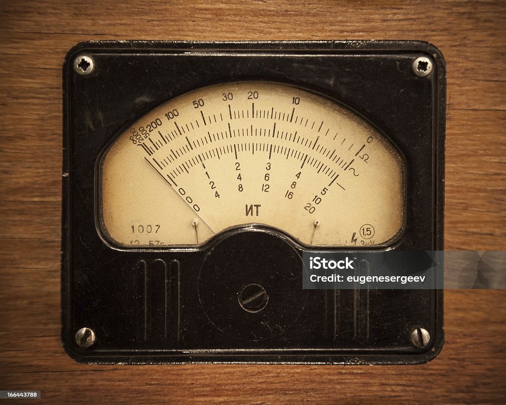 Nahaufnahme Foto von einem vintage-electric multimeter auf hölzerne - Lizenzfrei Alt Stock-Foto