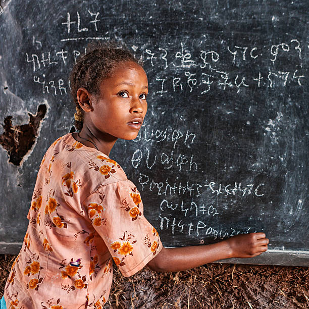 niña africana es el aprendizaje de idiomas amhárico - education blackboard africa youth culture fotografías e imágenes de stock