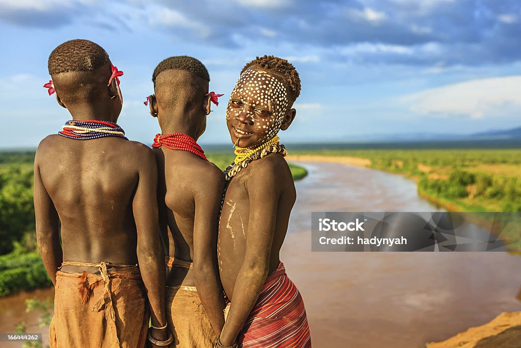 Jovens rapazes da Tribo Karo, Etiópia, África - Foto de stock de Adolescente royalty-free