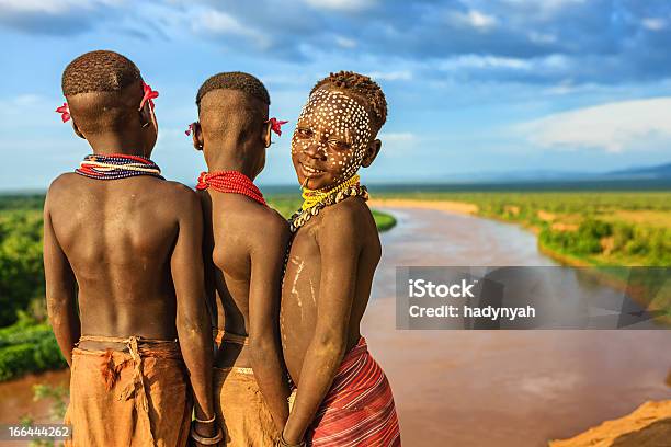 Foto de Jovens Rapazes Da Tribo Karo Etiópia África e mais fotos de stock de Adolescente - Adolescente, Adulto, Afro-americano