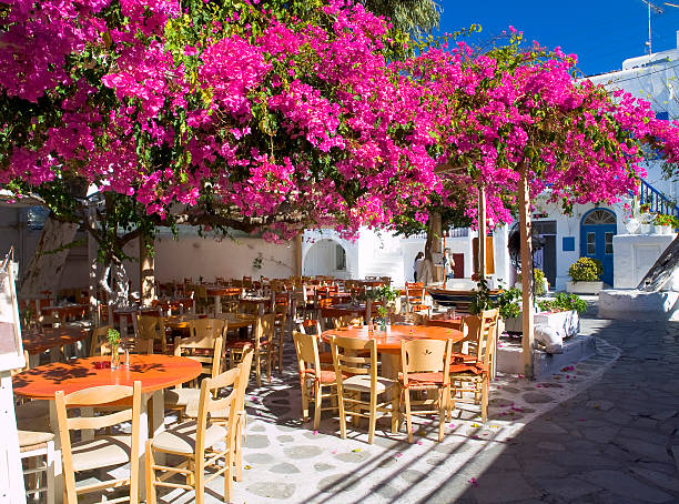 pequena praça em mykonos - greek culture bar restaurant greece - fotografias e filmes do acervo