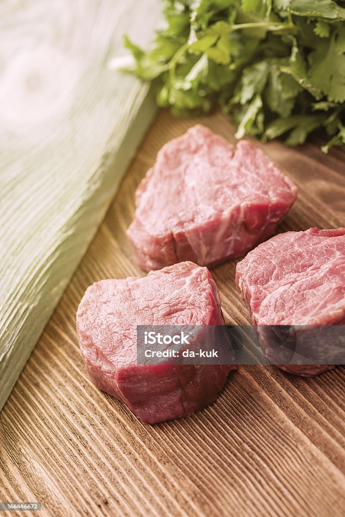 La carne en mesa de madera - Foto de stock de Alimento libre de derechos