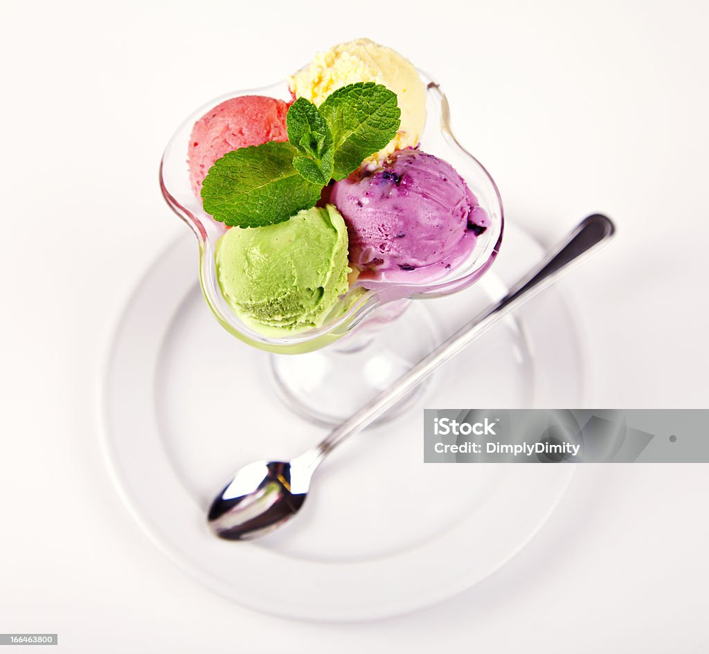 Coloridas Bolas de Gelado na Tigela com Colher - Royalty-free Amarelo Foto de stock