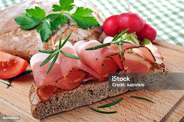 Rotoli Di Pancetta Sul Pane Di Segale - Fotografie stock e altre immagini di Alto Adige - Alto Adige, Pancetta affumicata, Panino ripieno