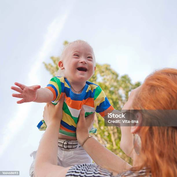 Bambino Con Sindrome Di Down Volare Fino - Fotografie stock e altre immagini di Sindrome di Down - Sindrome di Down, Bebé, Bambino