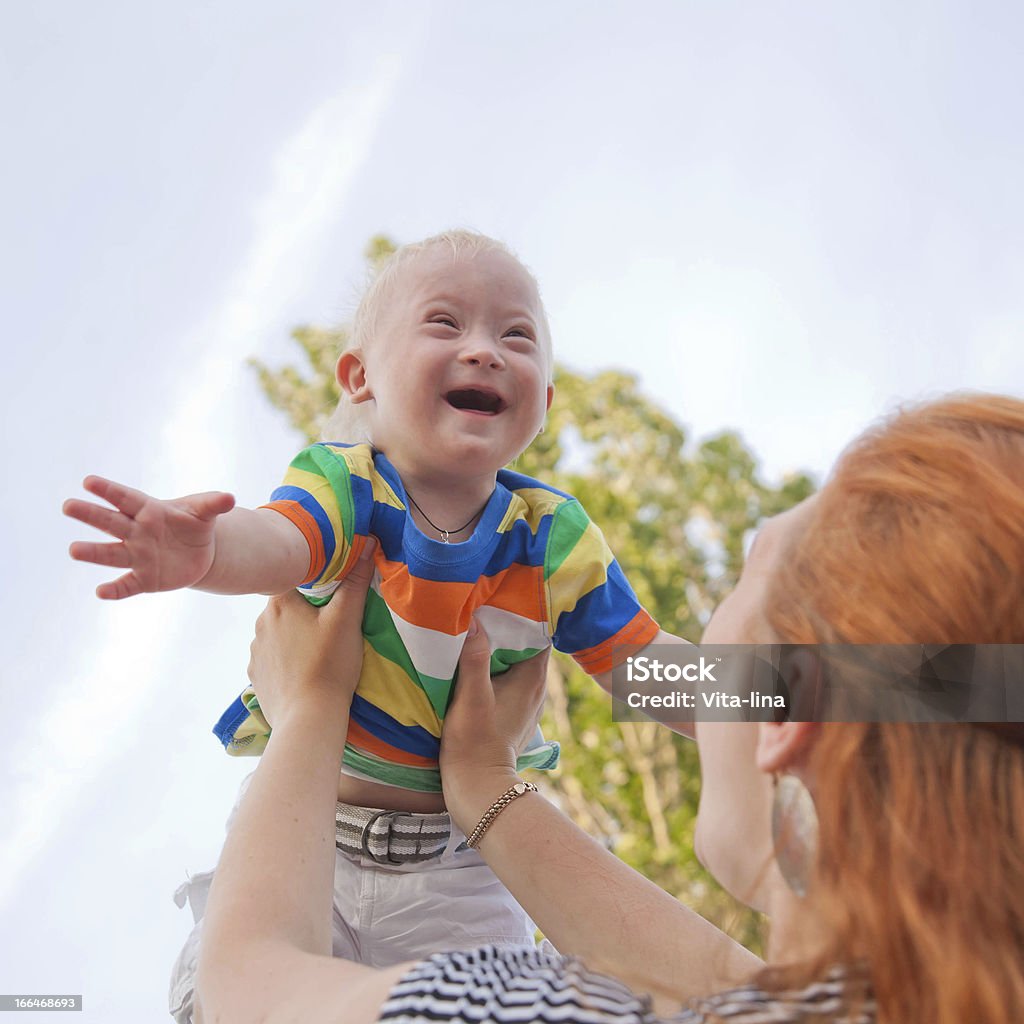 Bebê com Síndrome de Down voando para - Foto de stock de Síndrome de Down royalty-free