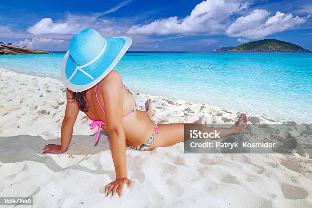Relajante De Vacaciones En El Mar De Andamán Foto de stock y más banco de imágenes de Adulto - Adulto, Adulto joven, Agua