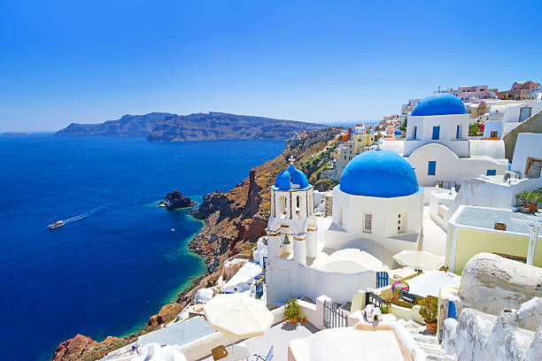 arquitectura de santorini en oia la ciudad - santorini greek islands greece church fotografías e imágenes de stock