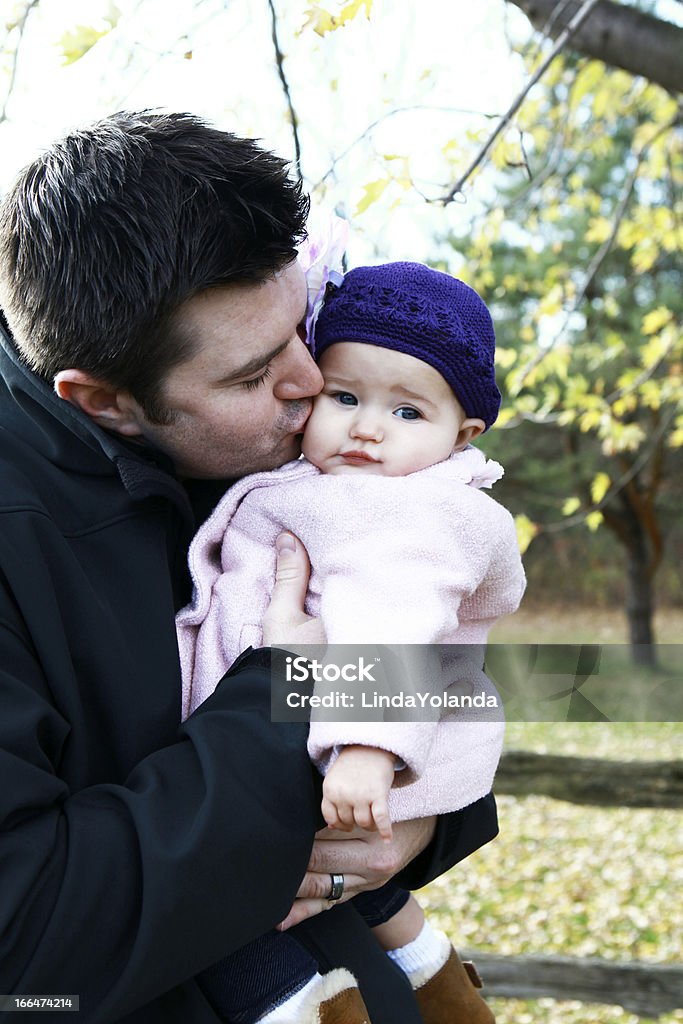 Père Embrasser bébé fille - Photo de 25-29 ans libre de droits