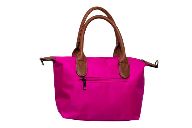 スタイリッシュな女性用ハンドバッグ。白い背景にファッショナブルな女性のピンクの高級ハンドバッグ。ファッショナブルな女性のアクセサリー。クリッピングパス。広告。間。