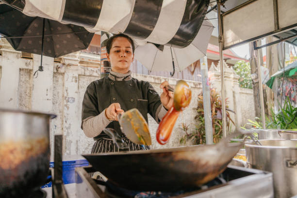 タイの旧市街のストリートマーケットで中華鍋で「パッタイ」を作る自信のある女性。 - thailand thai culture thai cuisine pad thai ストックフォトと画像