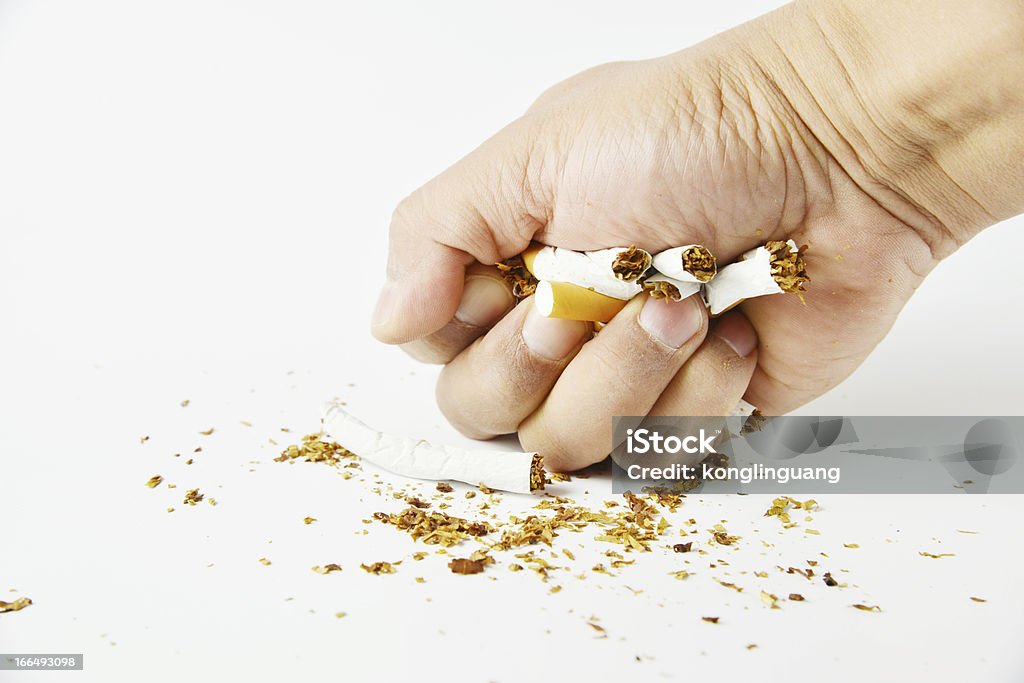 Arrêter de fumer poing avec des cigarettes - Photo de Alimentation lourde libre de droits