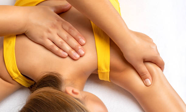 masseur makes a relaxing massage on the neck, shoulders, back and collarbones of a young beautiful woman in a spa. treatment for back pain. - clavicle imagens e fotografias de stock