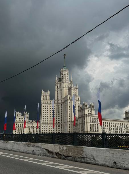 흐린 날에 kotelnicheskaya 제방 건물 - moscow river 뉴스 사진 이미지