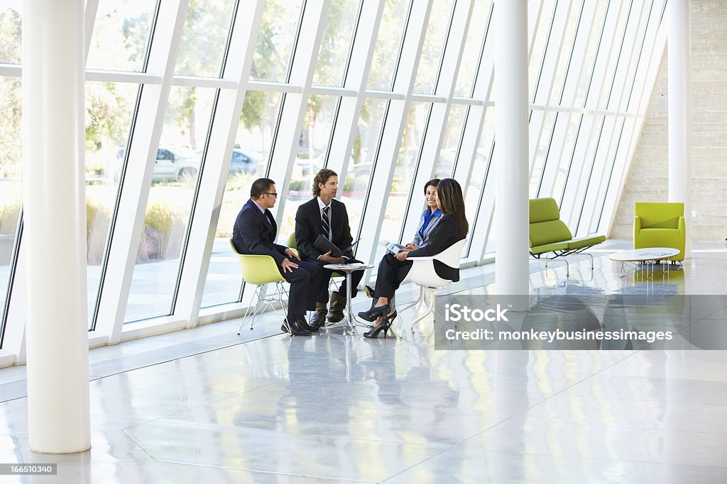 ビジネスマンがオフィスでのミーティング - 20代のロイヤリティフリーストックフォト