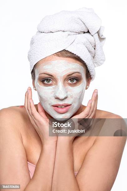 Mulher Com Uma Máscara De Beleza - Fotografias de stock e mais imagens de Maquilhagem - Maquilhagem, Pincel de Maquilhagem, Adulto