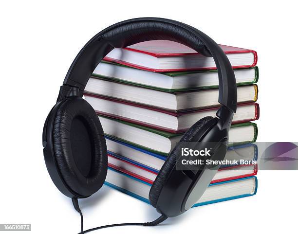 Auriculares Y Una Pila De Libros Foto de stock y más banco de imágenes de Arte cultura y espectáculos - Arte cultura y espectáculos, Audiolibro, Auriculares - Aparato de información