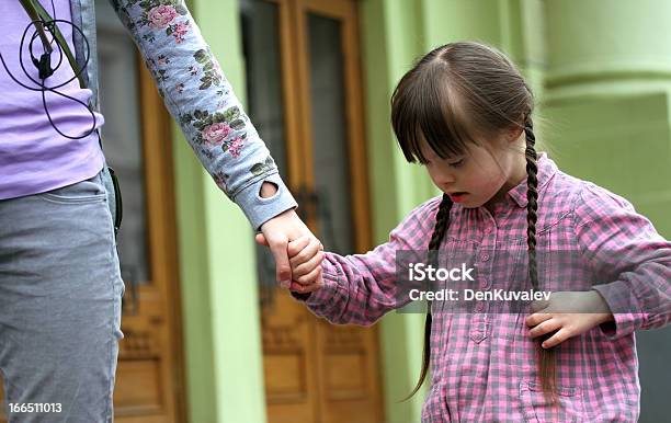 Ragazza Con Le Braccia Della Madre - Fotografie stock e altre immagini di Comunità - Comunità, Educazione, Accudire