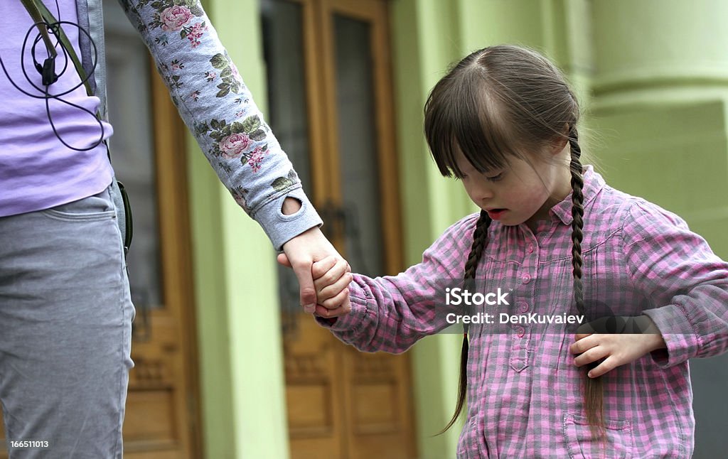 Dziewczyna trzymać ręce matki - Zbiór zdjęć royalty-free (Społeczność)