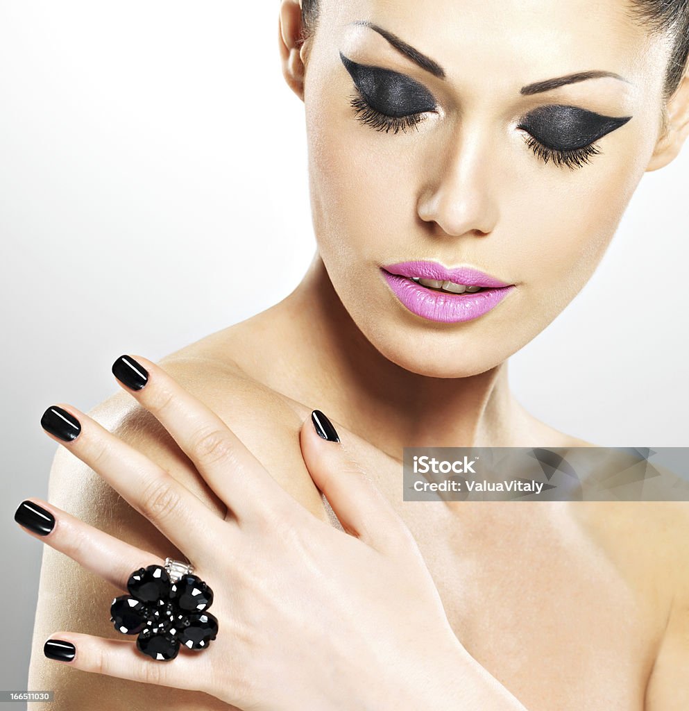 Visage de la Belle femme avec les ongles noirs - Photo de Adulte libre de droits