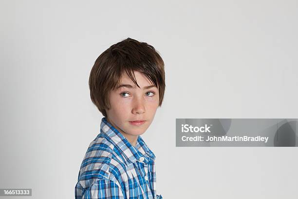 ヤングティーンの Chequered ブルーと白のシャツ - 14歳から15歳のストックフォトや画像を多数ご用意 - 14歳から15歳, ショートパンツ, スタジオ撮影