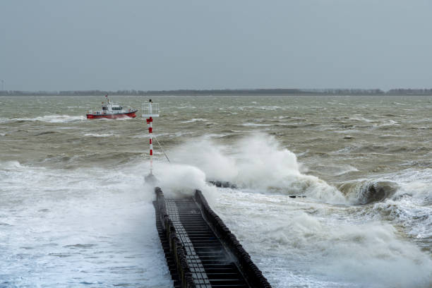 mar turbulento com um cais, barco piloto saindo do porto. - harbor pilot - fotografias e filmes do acervo