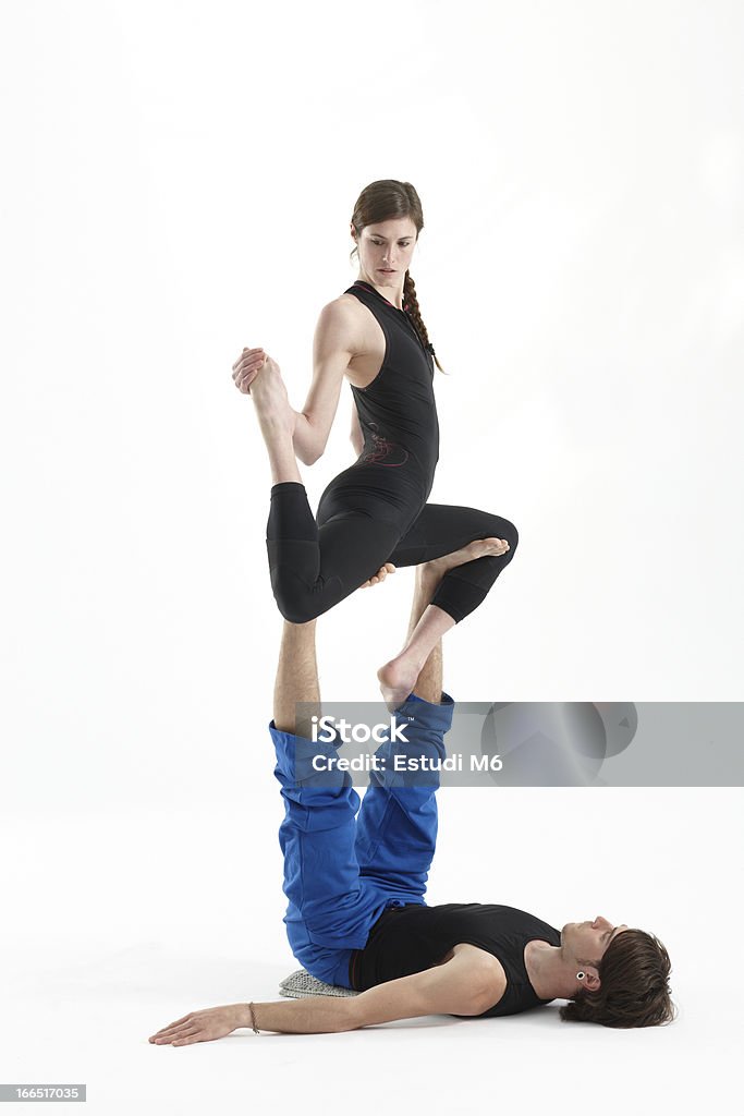 En pacientes acromegálicos-yoga para dos - Foto de stock de Acroyoga libre de derechos