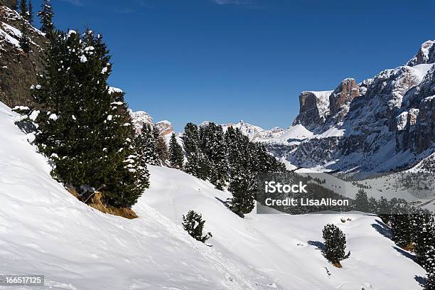 Góra Krajobraz W Zimie - zdjęcia stockowe i więcej obrazów Alpy - Alpy, Bez ludzi, Bezchmurne niebo