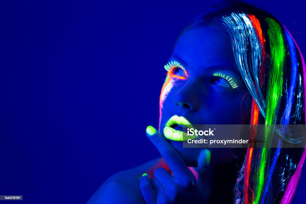 Retrato de mulher com maquiagem brilhante colorido em preto leve - Foto de stock de Cor neon royalty-free