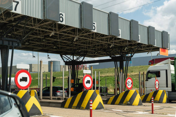 la carretera de peaje, también conocida como autopista de peaje o autopista de peaje, es una carretera pública o privada (casi siempre una autopista de acceso controlado), toll plaza liefkenshoektunnel, bélgica - pay as you go fotografías e imágenes de stock