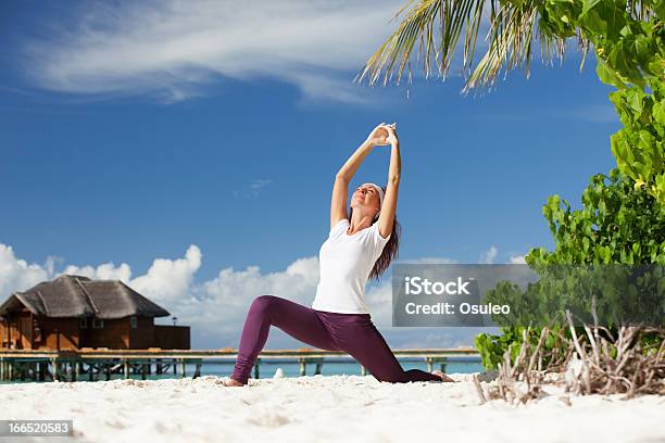 Hübsche Frau Tun Yoga Übungen Am Tropischen Strand Stockfoto und mehr Bilder von Aerobic - Aerobic, Aktiver Lebensstil, Aktivitäten und Sport