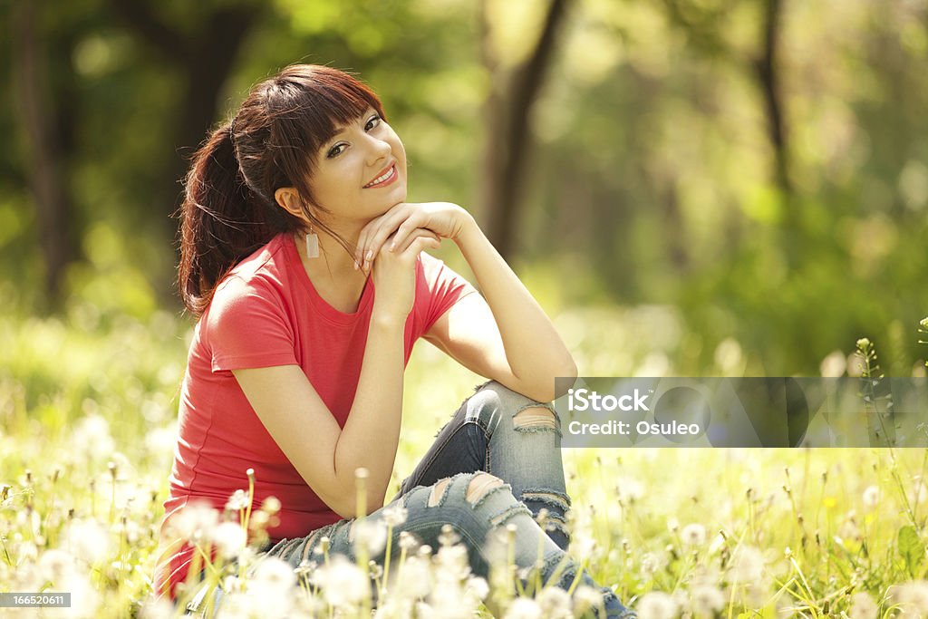 Jolie femme dans le parc avec dandelions - Photo de Adulte libre de droits