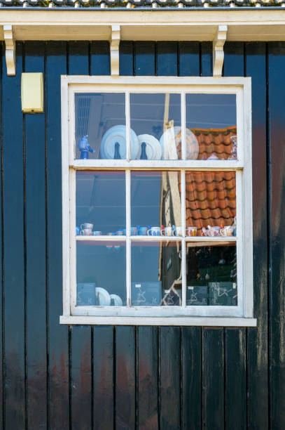 window of historical building - european culture ancient architecture still life imagens e fotografias de stock