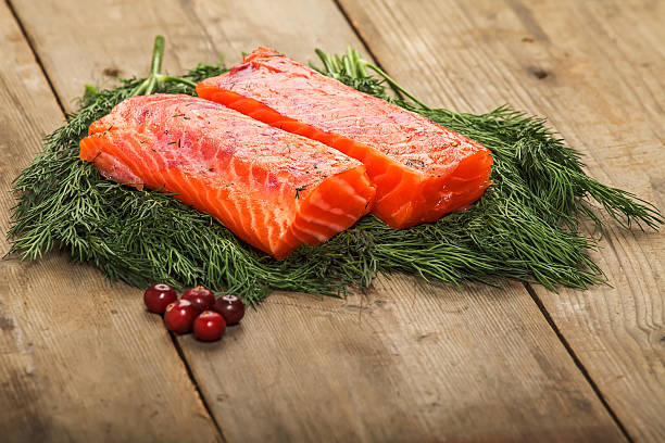 słone łososia na stary stół - salmon fillet gravlax dill zdjęcia i obrazy z banku zdjęć