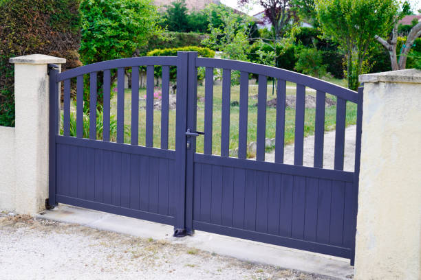 portail porte grise de la porte de la maison individuelle en banlieue - garden fence audio photos et images de collection