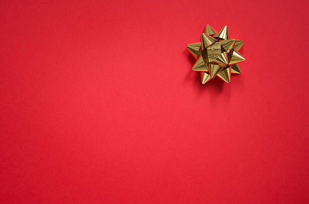 laço de ouro sobre fundo vermelho de natal - wrapping paper imagens e fotografias de stock